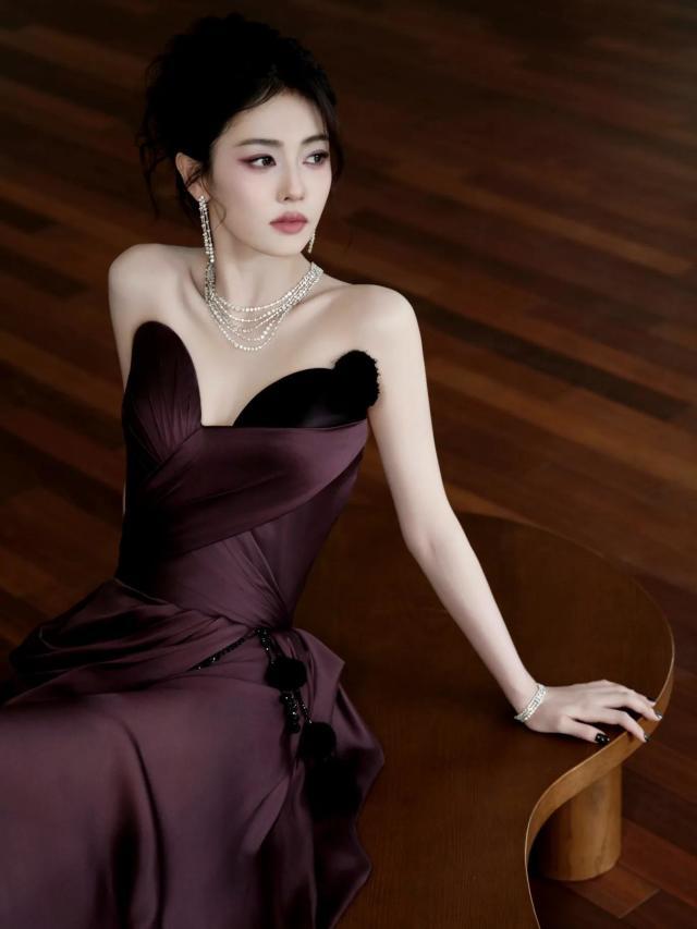 石叠戴这次把 “优雅贵气” 玩明白了开元棋牌app白鹿深紫色礼裙 + 钻(图5)