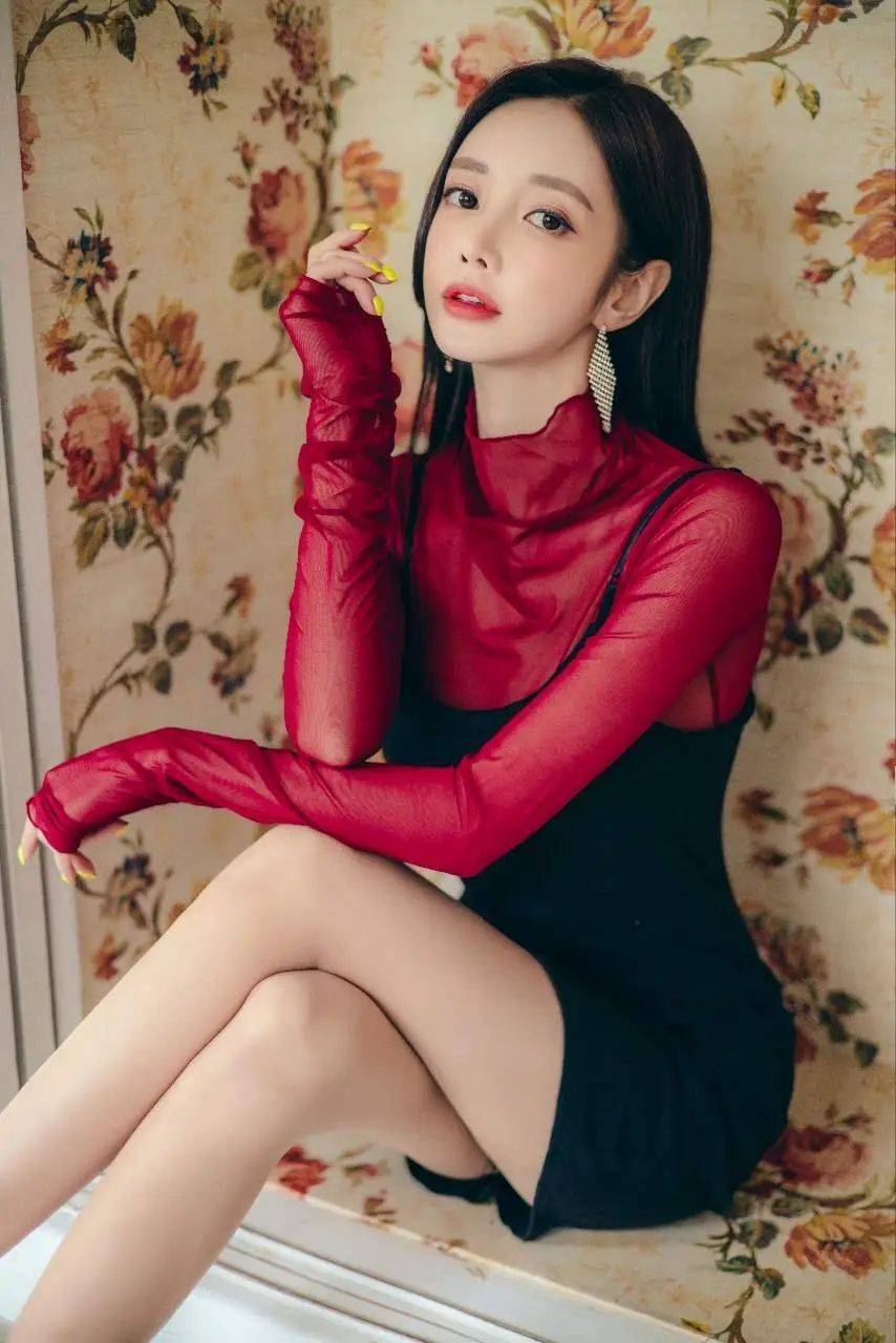 曼妙身姿时尚品味尽显迷人魅力开元棋牌试玩孙允珠红黑搭配秀(图2)
