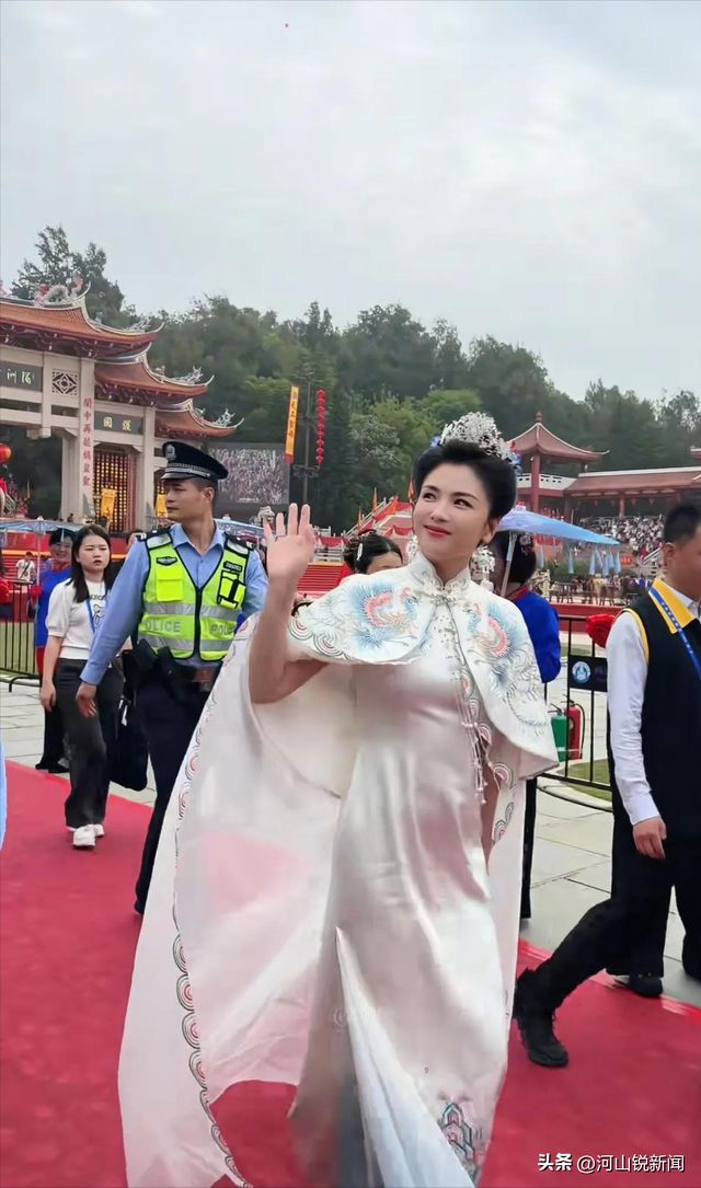！两杠三星护航身边数十位商界大佬开元棋牌刘涛一到福建咖位自动上升(图5)