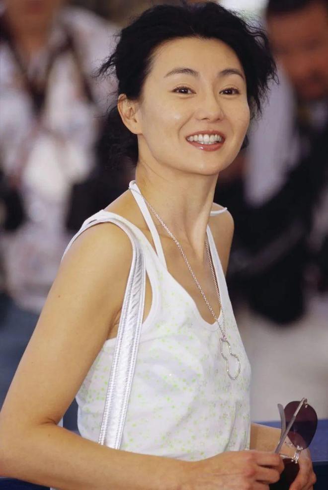 全网60岁依然是大家最爱的穿衣榜样开元棋牌网站张曼玉的平价穿搭火遍(图5)