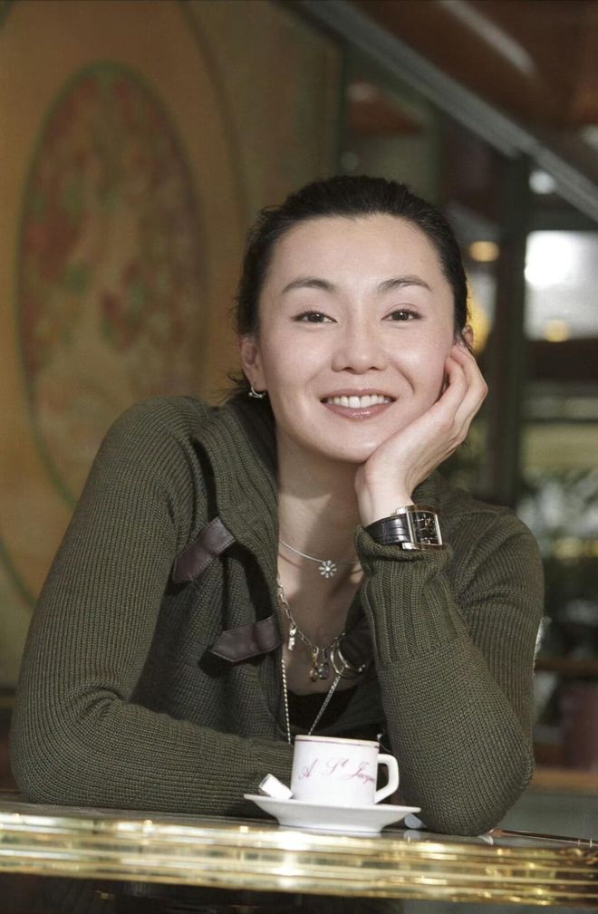 全网60岁依然是大家最爱的穿衣榜样开元棋牌网站张曼玉的平价穿搭火遍(图4)