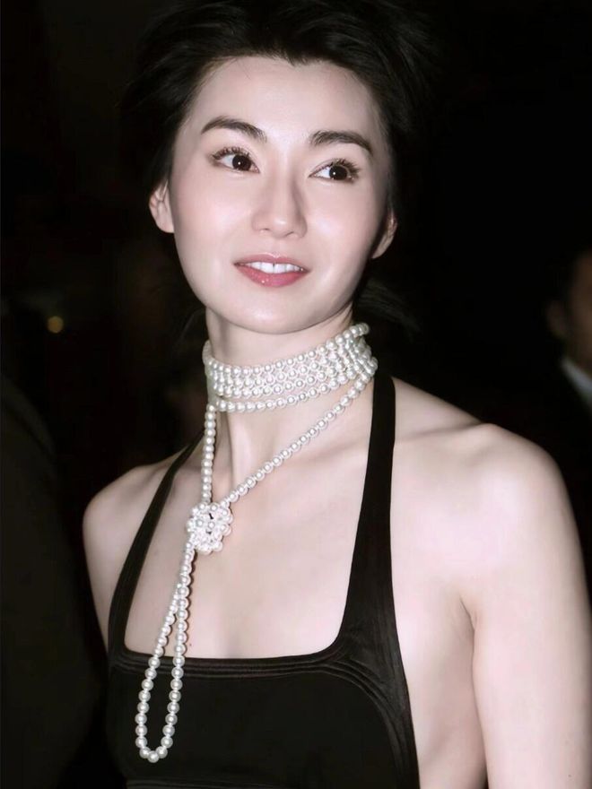 全网60岁依然是大家最爱的穿衣榜样开元棋牌网站张曼玉的平价穿搭火遍(图13)