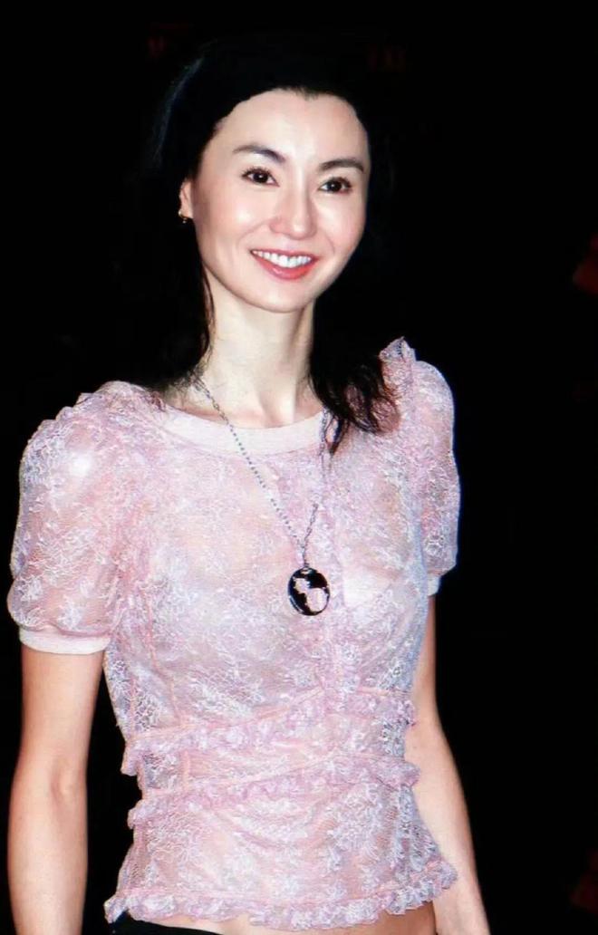 全网60岁依然是大家最爱的穿衣榜样开元棋牌网站张曼玉的平价穿搭火遍(图11)