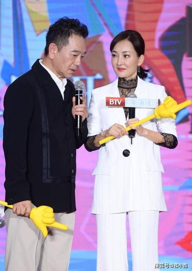 太出众穿西装喇叭裤好惊艳气质不输超模开元ky棋牌168高的牛莉身材比例(图3)