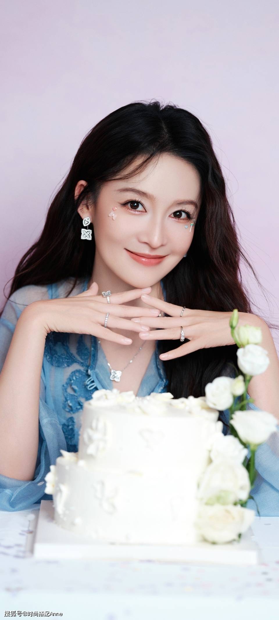 搭清新复古生图状态美上热搜ky开元棋牌李沁生日写真穿(图2)