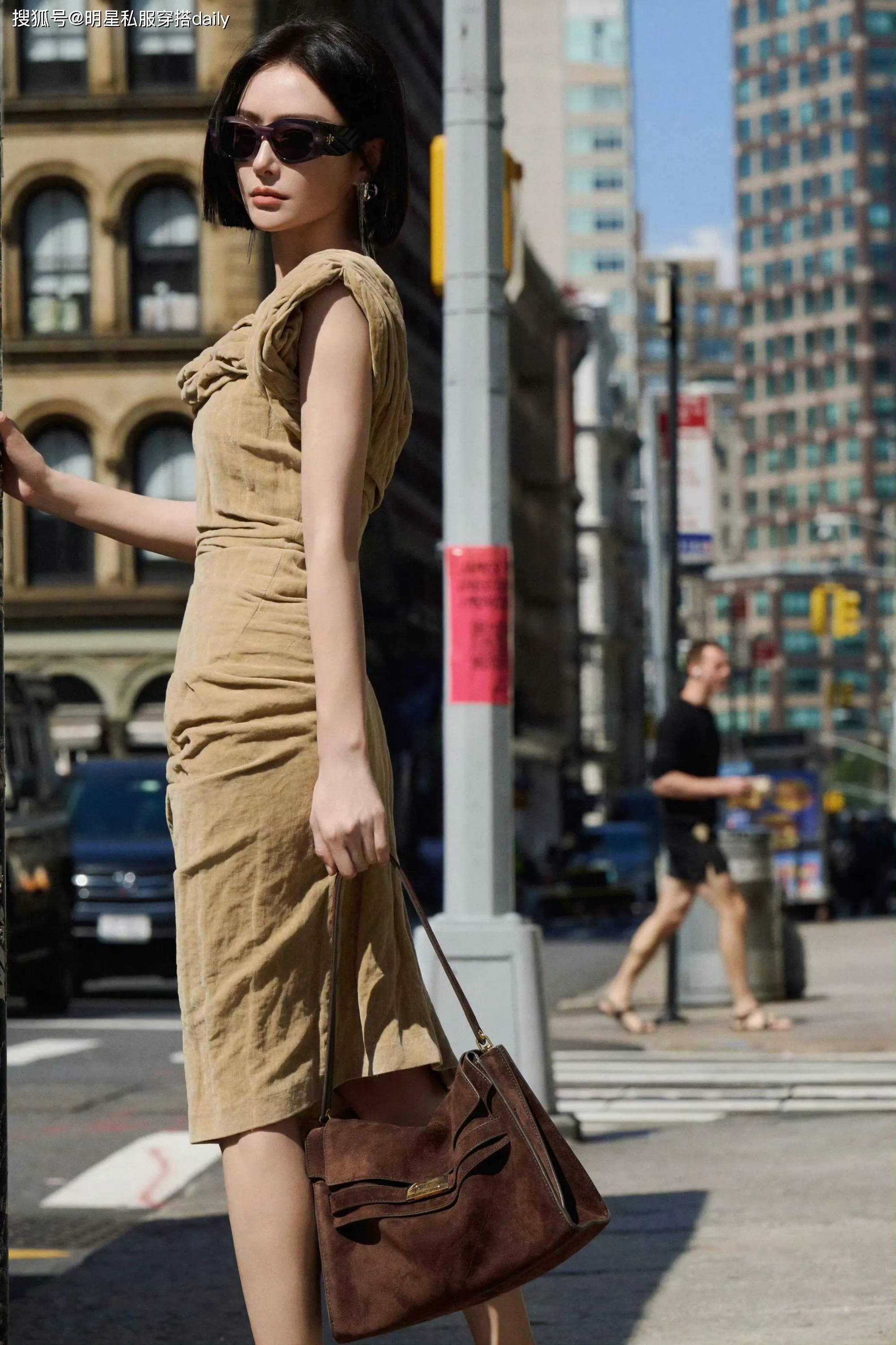 了！棕色露肩裙秀美肩再次证明她是时尚女王开元棋牌app47岁秦岚下车这一幕太权威(图4)