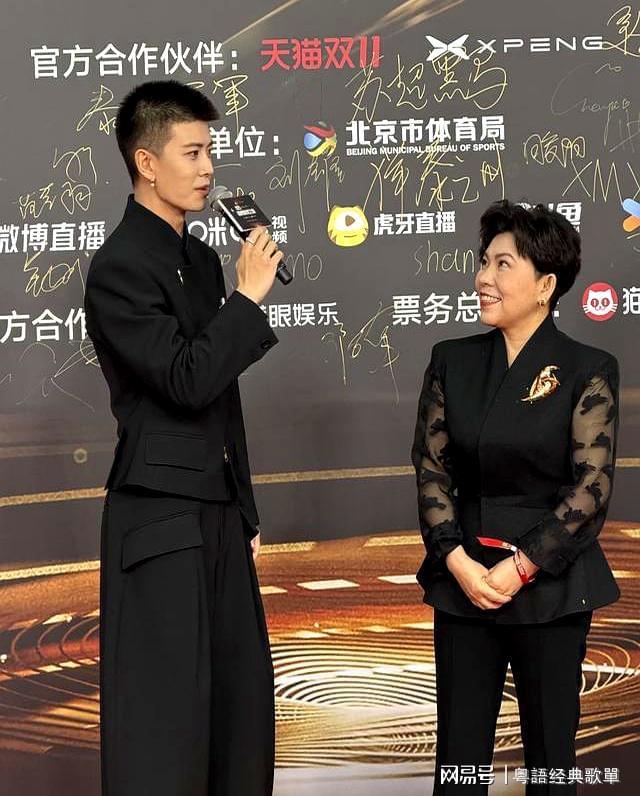 大分从邓亚萍看他的眼神就知道他多帅开元棋牌任嘉伦寸头珍珠耳环造型上(图5)