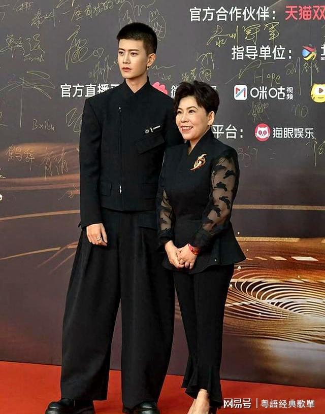 大分从邓亚萍看他的眼神就知道他多帅开元棋牌任嘉伦寸头珍珠耳环造型上(图3)