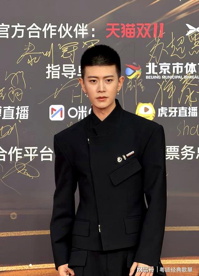 大分从邓亚萍看他的眼神就知道他多帅开元棋牌任嘉伦寸头珍珠耳环