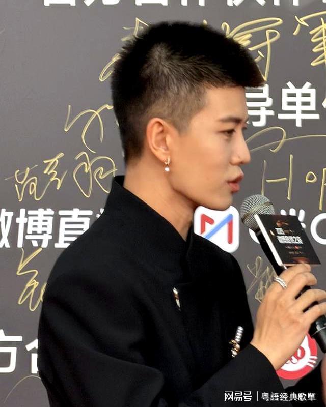 大分从邓亚萍看他的眼神就知道他多帅开元棋牌任嘉伦寸头珍珠耳环造型上(图7)