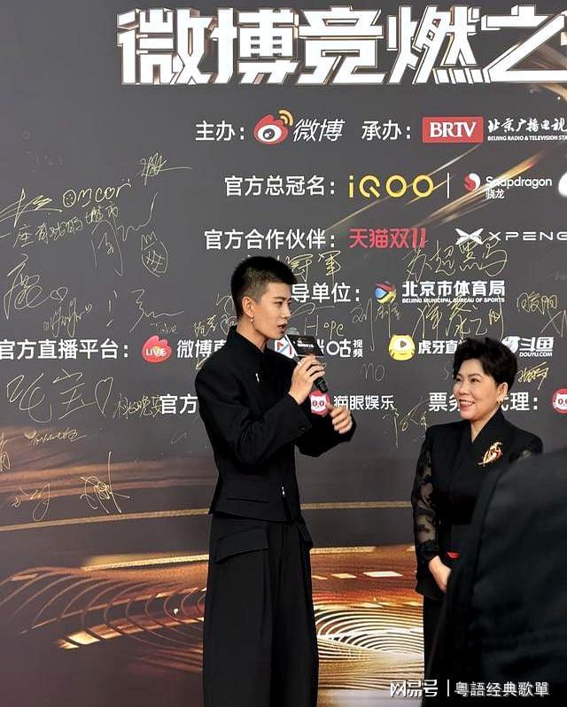 大分从邓亚萍看他的眼神就知道他多帅开元棋牌任嘉伦寸头珍珠耳环造型上(图2)