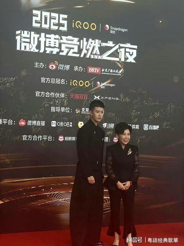 大分从邓亚萍看他的眼神就知道他多帅开元棋牌任嘉伦寸头珍珠耳环造型上(图4)