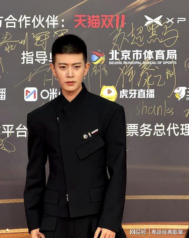 大分从邓亚萍看他的眼神就知道他多帅开元棋牌任嘉伦寸头珍珠耳环造型上(图6)