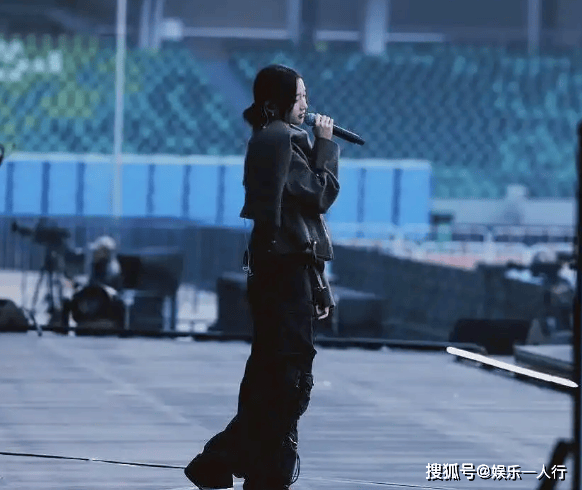 这身直接美上热搜灰色夹克配黑色工装裤潮酷迷人开元棋牌试玩别再说关晓彤土了！浙江卫视彩排(图2)