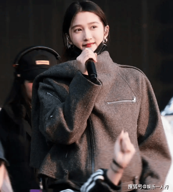 这身直接美上热搜灰色夹克配黑色工装裤潮酷迷人开元棋牌试玩别再说关晓彤土了！浙江卫视彩排(图3)
