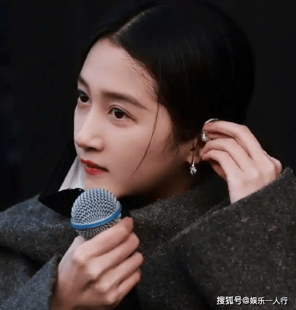 这身直接美上热搜灰色夹克配黑色工装裤潮酷迷人开元棋牌试玩别再说关晓彤土了！浙江卫视彩排(图4)