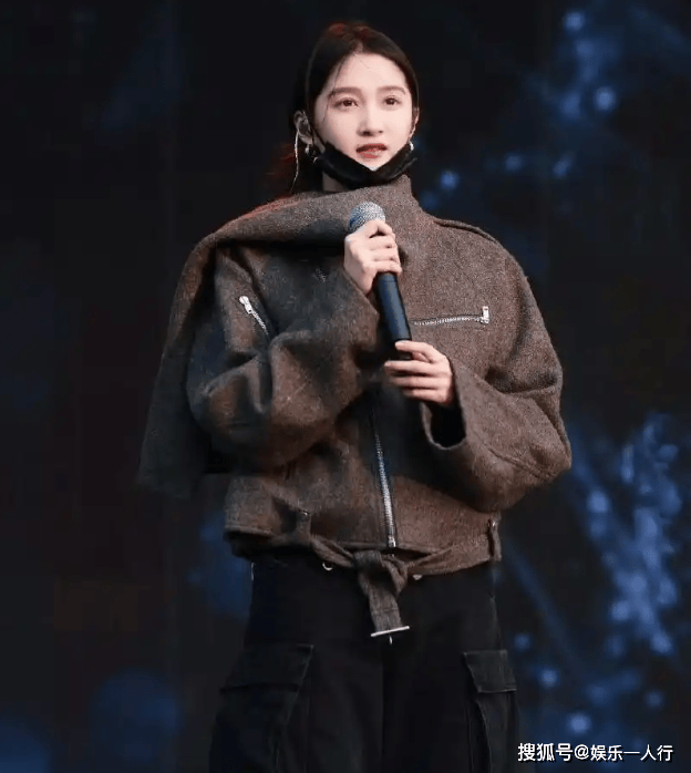 这身直接美上热搜灰色夹克配黑色工装裤潮酷迷人开元棋牌试玩别再说关晓彤土了！浙江卫视彩排(图6)