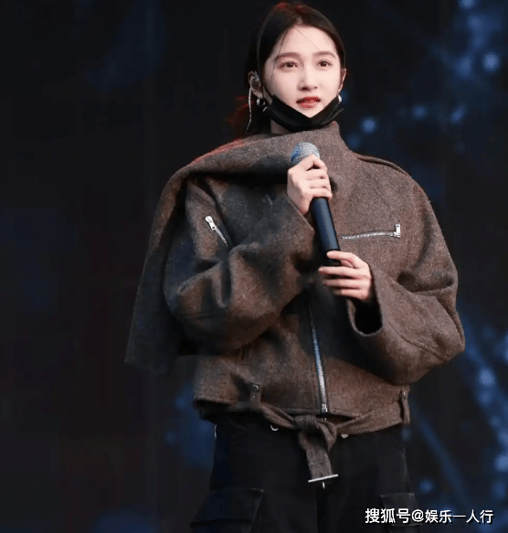 这身直接美上热搜灰色夹克配黑色工装裤潮酷迷人开元棋牌试玩别再说关晓彤土了！浙江卫视彩排(图7)