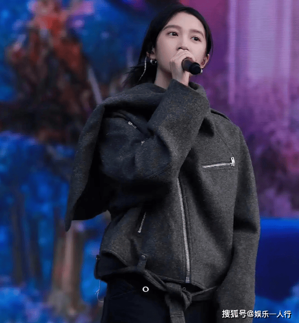 这身直接美上热搜灰色夹克配黑色工装裤潮酷迷人开元棋牌试玩别再说关晓彤土了！浙江卫视彩排(图8)