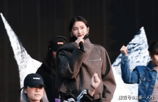 这身直接美上热搜灰色夹克配黑色工装裤潮酷迷人开元棋牌试玩别再说关晓彤土了！浙江卫视彩排(图9)