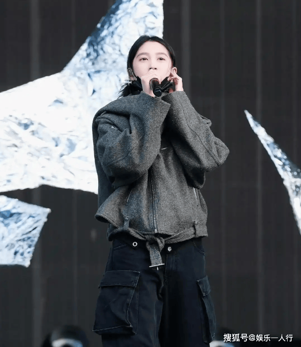 这身直接美上热搜灰色夹克配黑色工装裤潮酷迷人开元棋牌试玩别再说关晓彤土了！浙江卫视彩排(图10)