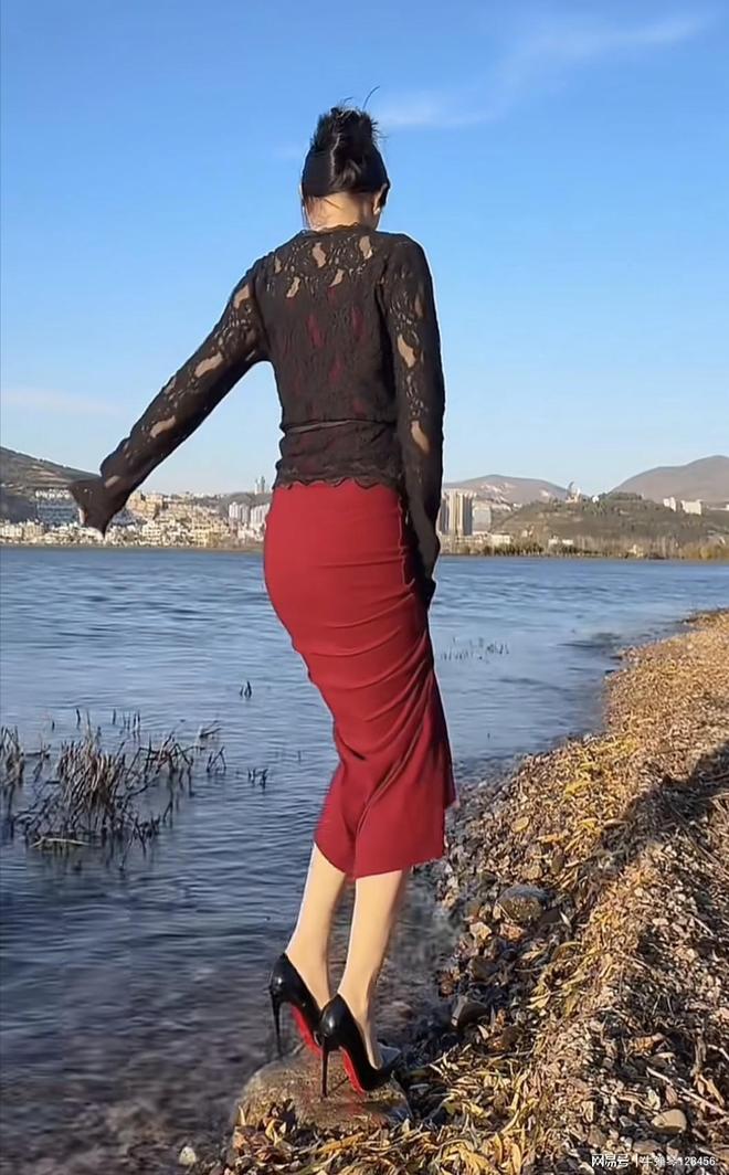 气质的女性该有穿搭思路开元棋牌试玩这才是成熟(图2)